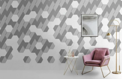 Salon, pod ścianą różowy fotel i stoli kawowy, na podłodze białe płytki, na ścianie białe płytki oraz Hexa Unic Acero 23x27 płytki heksagonalne
