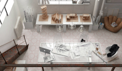 Widok z góry na pracownię, na stoliku szablony, biurko z materiałami, na podłodze płytki Alhambra Rojo 25x25 płytki patchworkowe
