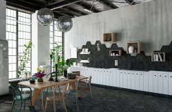 Kuchnia, meble w białym kolorze, drewniany stół z ozdobnymi krzesłami, na podłodze i na ścianie płytki Hexa Boreal Hidra Antracita 23x27 płytki dekoracyjne heksagonalne
