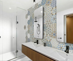 Łazienka, prysznic typu walk-in, czarna armatura, przy ścianie długa półka, dwie umywalki wpuszczone w blat, dwa duże lustra na ścianie, podłoga wyłożona białymi płytkami, ściana przy umywalkach wyłożona Hexa Al-Andalusi Mix 23x27 płytki heksagonalne patc