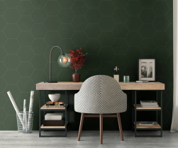 Gabinet, pod ścianą biurko z półkami, na półkach dokumenty, na blacie lampka i dekoracje, przy biurku szare krzesło, na podłodze szare płytki, ściana wyłożona Hexa Element Verde 23x27 płytka bazowa heksagonalna