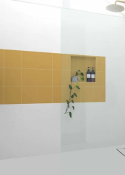 Prysznic typu walk-in, złota zestaw podtynkowy, większość ściany wyłożona białymi płytkami, jako element dekoracyjny na ścianie wyłożony pas Element Ocre 25x25 płytka bazowa