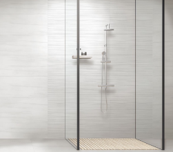 Łazienka, prysznic typu walk-in, chromowana bateria prysznicowa, podłoga pod prysznicem wyłożona płytkami drewnopodobnymi, podłoga i ściana w łazience wyłożona płytkami imitującymi marmur, ściana pod prysznicem wyłożona Corinto Sea Gris Rect. 30x90 płytka