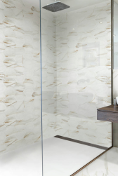 Łazienka, prysznic typu walk-in, podłoga pod prysznicem w białym kolorze, na ścianie płytki Ardenza Hexa Mate 30x90 płytka imitująca marmur