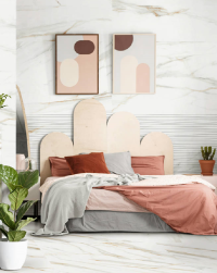 Sypialnia, łóżko z dekoracyjnym zagłówkiem, na ścianie obrazy, roślina w doniczce, ściana przy łóżku wyłożona Keros Ardenza Sea Mate 30x90 płytka imitująca marmur