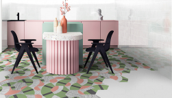 Kuchnia, meble w różowym kolorze, dekoracyjny stolik, przy stoliku dwa czarne krzesła, ściana wyłożona białymi błyszczącymi płytkami, część podłogi wyłożona dekoracyjnymi płytkami z kolekcji Lined oraz Chaplin White Hexagon Natural 25x29 płytki heksagonal