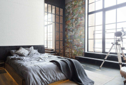 Sypialnia, na łóżku pościel i narzuta w szarym kolorze, duże okno, nad łóżkiem wyłożone dekoracyjne białe płytki, ściana przy oknie wyłożona Cracked Ornament Matte Rect. 44,63x119,3 płytka ścienna dekoracyjna
