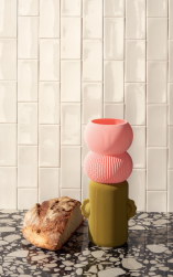 Na blacie kuchennym pieczywo, dekoracyjny wazon, ściana wyłożona Mou Milk Glossy 6,2x12,5 dekoracyjna płytka ścienna