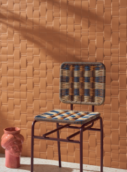 Przy ścianie krzesło, ściana wyłożona 41zero42 Mou Carmel Matte Mix 6,2x12,5 dekoracyjne płytki ścienne