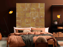 Sypialnia, duże łóżko, brązowa narzuta, ściana nad łóżkiem wyłożona Carton Ocre Natural 59,2x59,2 płytka dekoracyjna