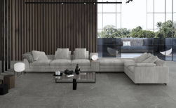 nowoczesny salon, drewniane elementy dekoracyjne, duża kanapa, na podłodze płytki calcare grey