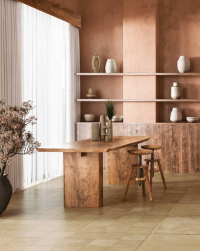 Jadalnia, ściany w brązowym kolorze, otwarte półki na ścianie, drewniany stół, podłoga wyłożona Terracota Siena Pre 20 Natural 59,2x59,2 płytka imitująca beton