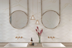 nowoczesna łazienka w stylu glamour, dwa okrągłe lustra, dwie umywalki, na ścianie płytki gualdo white i rlv gualdo white