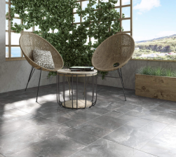 taras, dwa fotele, stolik, pergola, na podłodze płytki amyr antracita