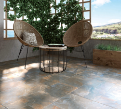 taras, dwa fotele, stolik, pergola, na podłodze płytki amyr musgo