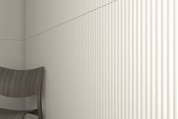 Zbliżenie na ścianę wyłożoną białymi płytkami 3D Tornares RLV Zumaia White