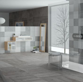 Szara łazienka z prysznicem, drewnianymi wiszącymi półkami oraz umywalką nablatową