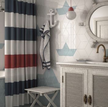 Biało-niebieska łazienka z zabudowaną wanną, szarą szafką z wbudowan a umywalką i marynistycznymi dodatkami