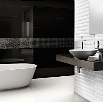 Czarno-biała łazienka z wanną wolnostojącą oraz umywalką nablatową na brązowej półce