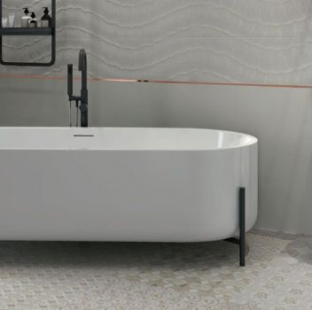 Biała łazienka z wanną wolnostojącą, umywalką wiszącą oraz geometrycznymi szafkami