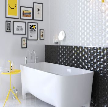 Biało-czarna łazienka z wanną wolnostojącą, żółtymi dodatkami i dużym oknem