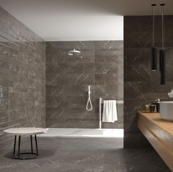 Szara łazienka z otwartym prysznicem, drewnianym blatem z umywalką nablatową oraz marmurowym stolikiem