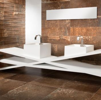 Brązowo-biała łazienka z oryginalnym blatem, dwoma kwadratowymi umywalkami oraz prostokątnym lustrem
