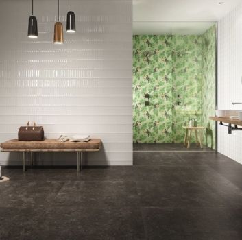 Biała łazienka z dużym prysznicem, drewnianym blatem z umywalkami nablatowymi oraz drewnianą ławką