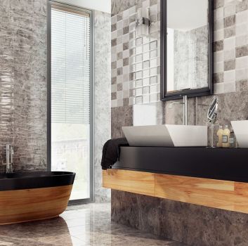 Szara, marmurowa łazienka z drewniano-czarną wanną wolnostojącą, takim samym blatem oraz dwoma umywalkami nablatowymi