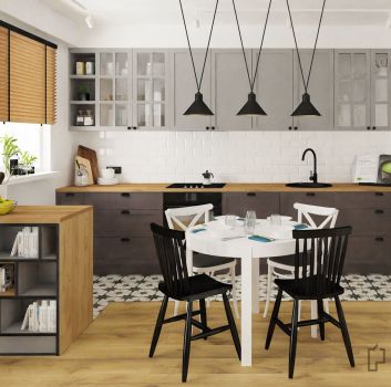 Biała kuchnia z szarymi meblami, białym stołem z biało-czarnymi krzesłami oraz oknem z drewnianą roletą