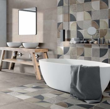 Łazienka wyłożona płytkami imitującymi beton oraz dekoracyjnymi z ławą z dwiema umywalkami nablatowymi, lustrem i wanną wolnostojącą