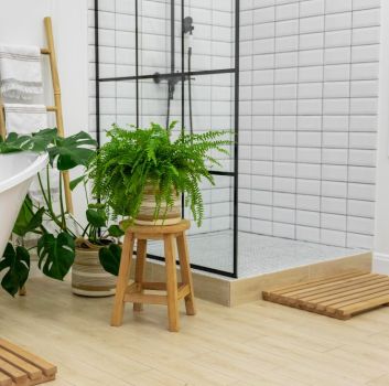Łazienka z jasną, drewnopodobną podłogą, białymi ścianami, kabiną prysznicową i wanną