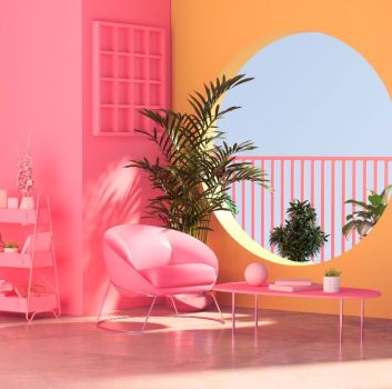 Kolorowe wnętrze z różową i żółtą ścianą oraz niebieską zasłoną, okrągłym oknem, różowym fotelem, stolikiem i szafką oraz z kwiatami i ozdobami