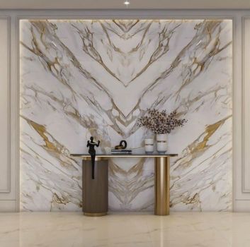 Eleganckie pomieszczenie z płytkami imitującymi marmur, złotą konsolą, ozdobami, kwiatami i dwoma kinkietami