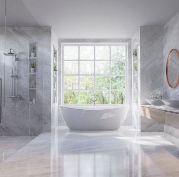Duża łazienka wyłożona jasnoszarymi płytkami z drewnianą półką wiszącą, dwoma umywalkami nablatowymi, dwoma lustrami okrągłymi, kabiną prysznicową i białą wanną wolnostojącą pod oknem