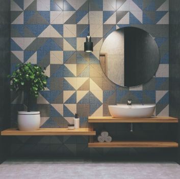 Ciemna łazienka z jedną ścianą patchworkową, wiszącymi drewnianymi półkami, umywalką nablatową i okrągłym lustrem