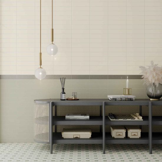 Pomieszczenie ze ścianą wyłożoną w części jasnymi cegiełkami bazowymi w połysku Texiture Pearl Gloss, z lampą wiszącą i otwartą szafką z r&oacute;żnymi przyborami