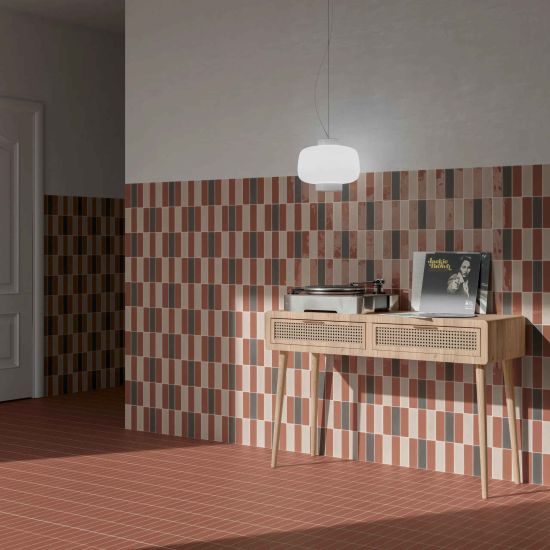 Korytarz z czerwoną podłogą i ścianami wyłożonymi w połowie kolorowymi cegiełkami w połysku w tym czerwoną Rebels Terracotta Gloss z sekretarzykiem z odtwarzaczem płyt winylowych oraz lampą wiszącą