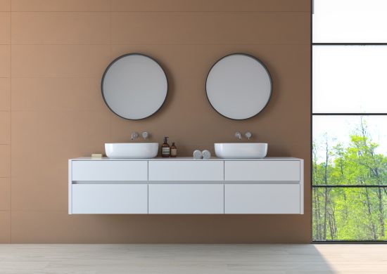 pomieszczenie wyłożone płytkami Chromatic Camel z dwoma umywalkami podwieszanymi oraz dwoma lustrami wiszącymi