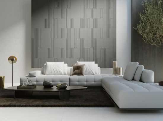 Salon ze ścianą wyłożoną płytkami 3D Tornares Olite Graphite z jasną kanapą narożnikiem i niskim stolikiem z ozdobami