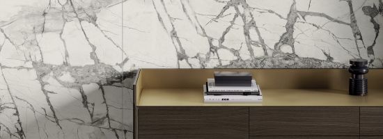 Ściana wyłożona płytkami imitującymi marmur Marmi Maxfine Calacatta Grey oraz komoda