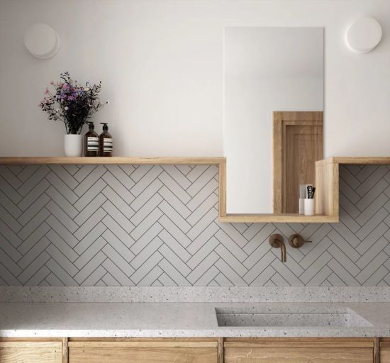 Ściana w łazience wyłożona w części szarymi cegiełkami matowymi Costa Nova Grey Matt z drewnianą szafką i p&oacute;łką wiszącą oraz lustrem