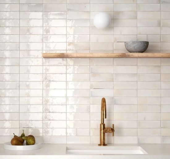 Płytki białe w połysku na ścianie