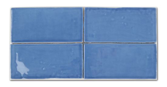 Kompozycja niebieskich cegiełek ściennych w połysku Bakerstreet Blue 7,5x15