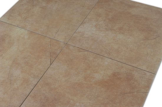 Widok na brązową powierzchnię płytek imitujących kamień Tarragona Beige