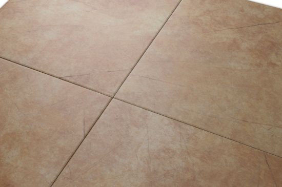 Zbliżenie na detale powierzchni płytek imitujących kamień brązowych tarragona Beige