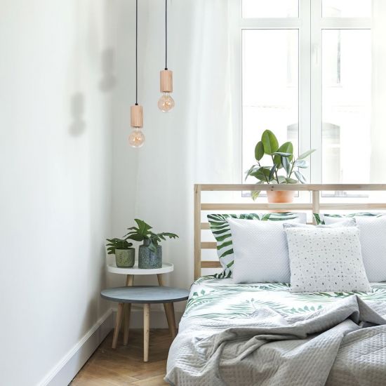 Lampa wisząca LINES 1xE27 w białej sypialni z drewnianymi dodatkami i roślinnością