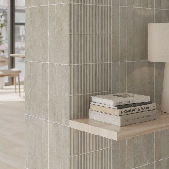 Wizualizacja płytek na ścianie z wykorzystaniem kolekcji Potters Fossil oraz p&oacute;łka z książkami