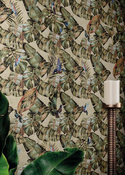 Przy ścianie dekoracyjny świecznik, ściana wyłożona Tropical Tupi Natural 30,5x30,5 płytki z motywem roślinnym