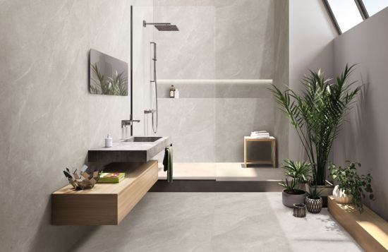 Łazienka w szarości z drewnianymi meblami i zielonymi sztucznymi roślinami